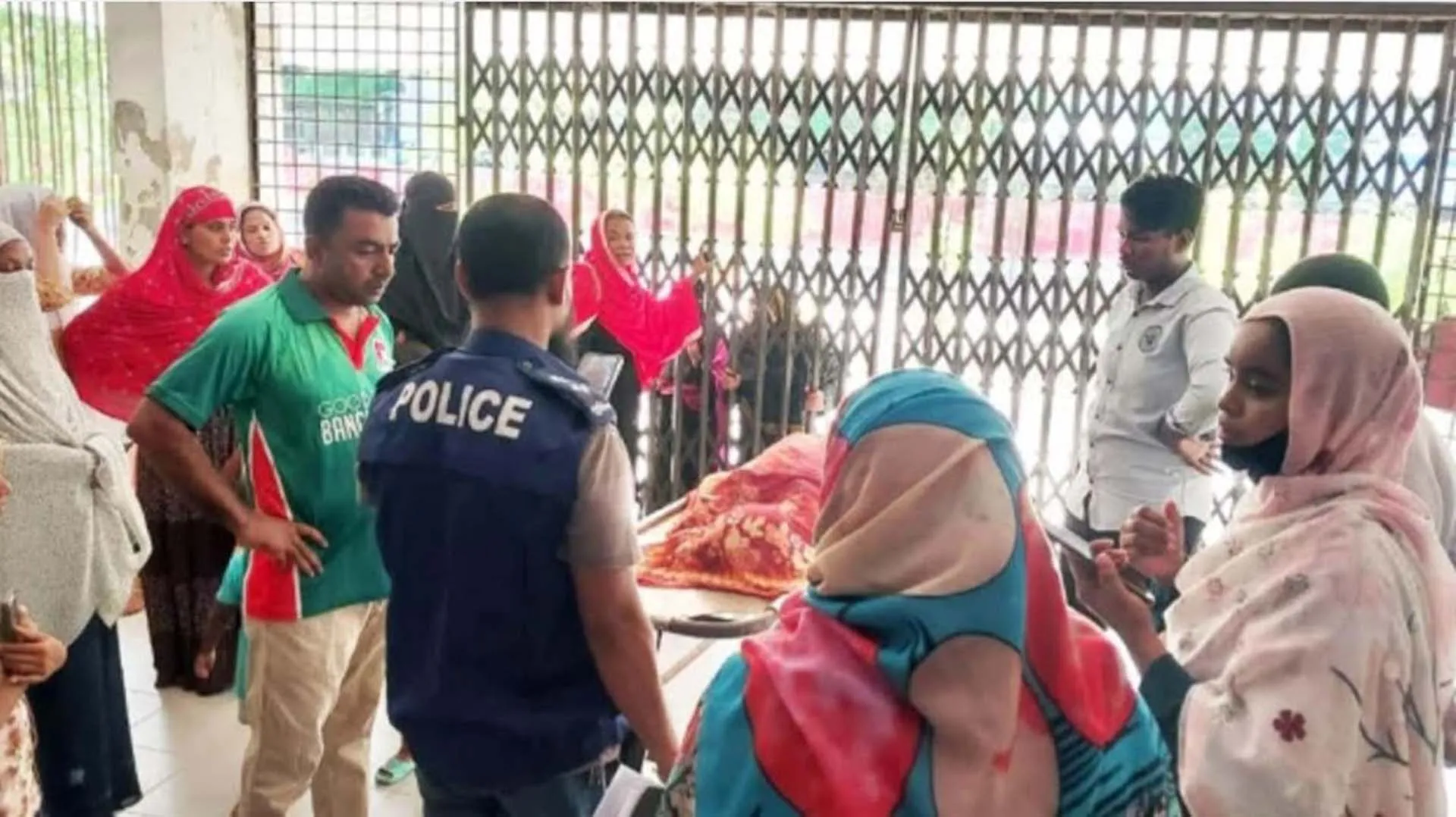 কুকুরের তাড়া খেয়ে ড্রেনে পড়ে স্কুলছাত্রীর মৃত্যু 